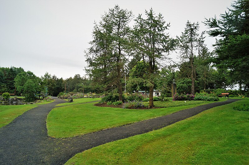 File:Trees and walkways at Reykjavík botanical garden.jpg