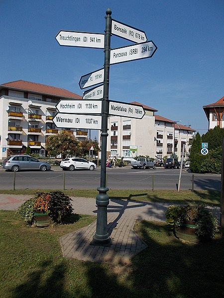 File:Twin town fingerpost at Szechenyi Square, 2016 Bonyhad.jpg