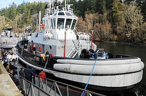 ABD Donanması 100209-N-2143T-001 Navy Region Northwest Liman Operasyonları program direktör yardımcısı Rob Campbell, yeni Navy römorkör Valiant (YT 802) için aktivasyon töreni sırasında konuşmalar yapıyor .jpg