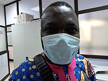 Un beninois protegé par le masque de protection contre la propagation de la pandémie COVID19 au Bénin.jpg