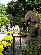 Statues de symbole de l'université sur le campus