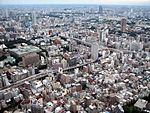 Utsikt i Stortokyo, världens största storstadsområde, västerut från Tokyo Tower, med bebyggelse så långt ögat kan nå.