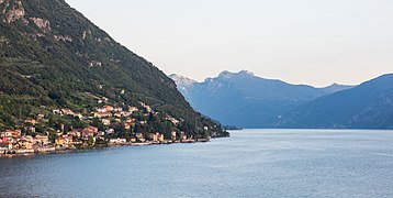 Vista de Varenna, lago de Como, Italia, 2016-06-25, DD 10.jpg