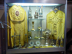 Collection de chasubles et d'objets liturgiques.