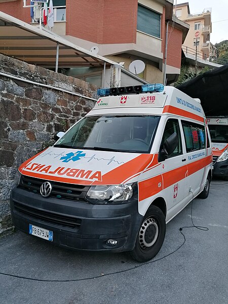 File:Volkswagen Transporter T5 restyling Ambulanza Croce Bianca - Noli.jpg