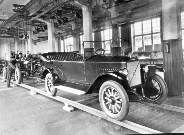 The first Volvo car that left the assembly line the 14 April 1927 was called Volvo ÖV 4
