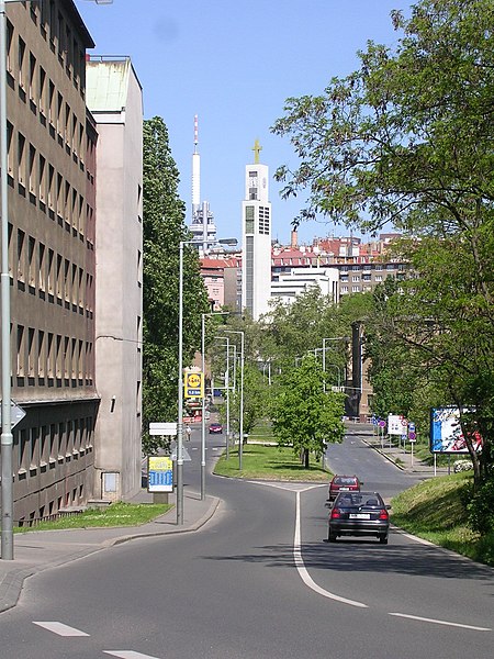 File:Vršovice, Moskevská, pohled od železnice po Moskevské.jpg