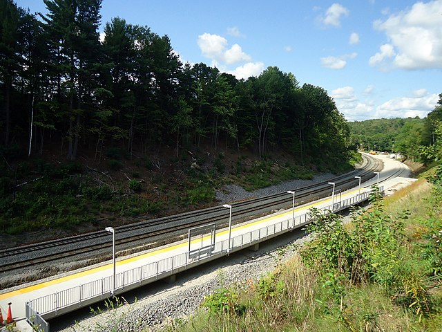 640px-Wachusett_station_platform_facing_northeast%2C_August_2016.JPG