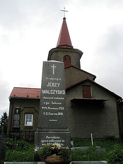 Evangelická hřbitovní kaple v Horním Žukově s náhrobním kamenem fundátora hřbitova