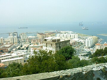 Zicht op een deel van Gibraltar met op achtergrond de haven