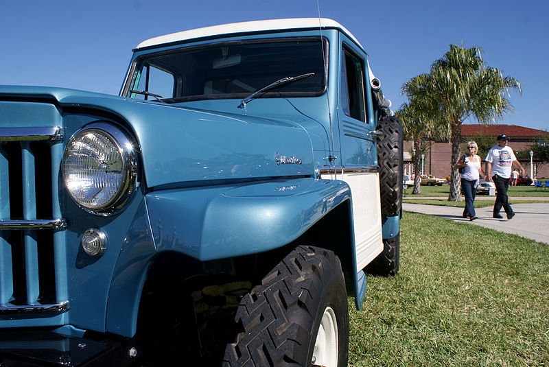 File:Willys Pickup 1963 DownLFront Lake Mirror Cassic 16Oct2010 (14874697034).jpg