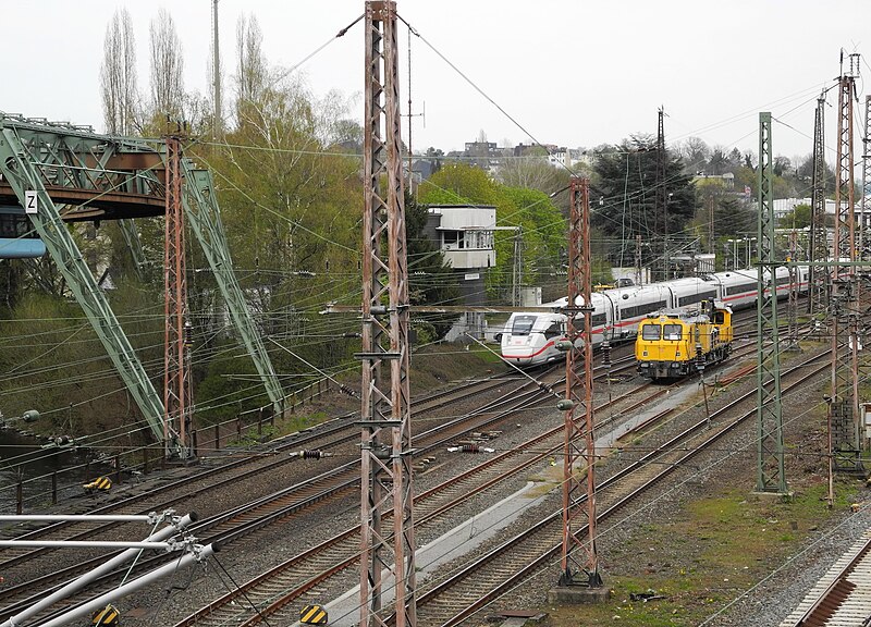 File:Wuppertal, Brücke Brändströmstr., Gleise Richtung Bhf. Oberbarmen (1).jpg