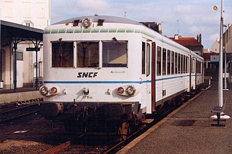 X 4630 en livrée blanche, ambulance, en gare des Sables-d'Olonne.