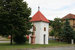 Závist, zvonice s křížem (6258).jpg