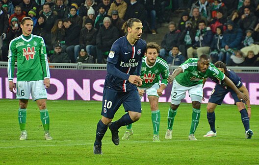 Zlatan Ibrahimović transformant un pénalty contre l'AS Saint-Etienne.