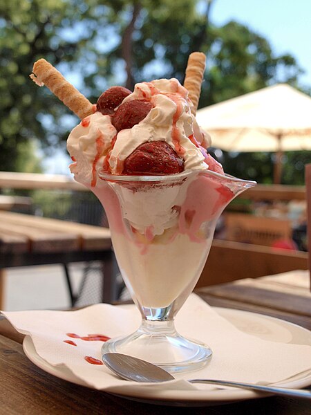 File:Zmrzlinový pohár s jahodami.jpg