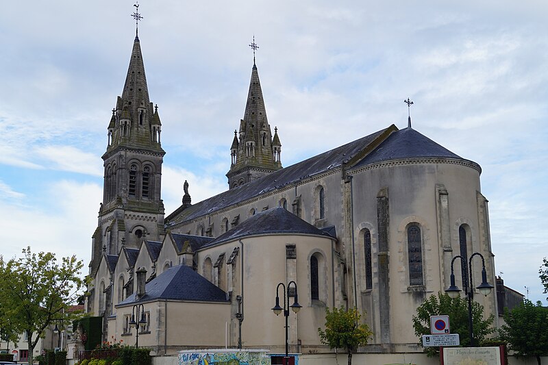 File:Église Saint-Pierre des Essarts (vue 1, 13 septembre 2015, Éduarel).jpg