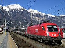 ÖBB EC 162 Transalpin bestaande uit EC90 en ÖBB rijtuigen in Innsbruck Hbf op 12 maart 2007