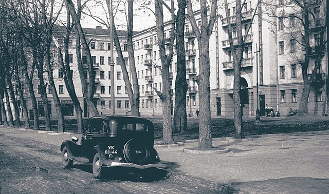 Автомобіль ГАЗ-М1 («емка», або «чорний воронок») у Києві в 1937 р. На таких автомобілях енкаведисти виїжджали на нічні арешти