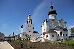 Az Uszpenyije-kolostor két temploma (2013)