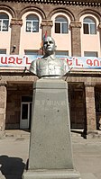 Бюстът на Александър Мясникян в едноименното училище в Ереван