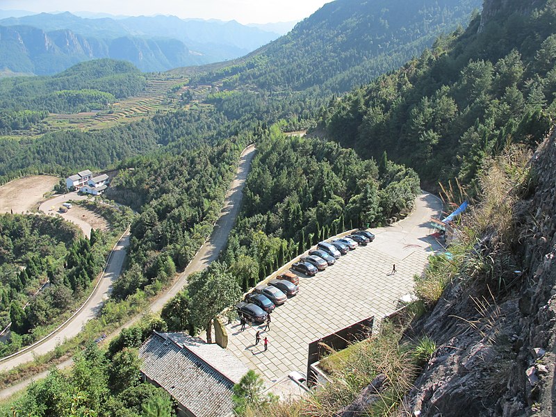 File:绝壁栈道上看景星崖停车场 - panoramio.jpg