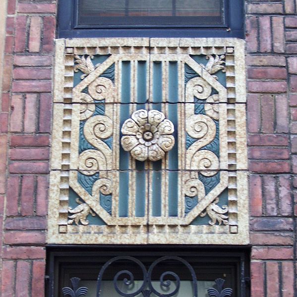 File:102 East 22nd Street decoration.jpg