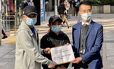 多名民主派区议员近日在各区设街站，呼吁市民写圣誔卡向12港人送上祝福