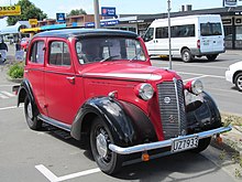 1947 New Zealand registered HIX type showing the post-war horizontal bar grille. 1948 Vauxhall 12 (12247960103).jpg