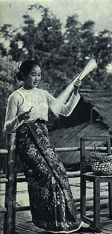 1962-07 1962年 云南德宏傣族姑娘绕丝.jpg
