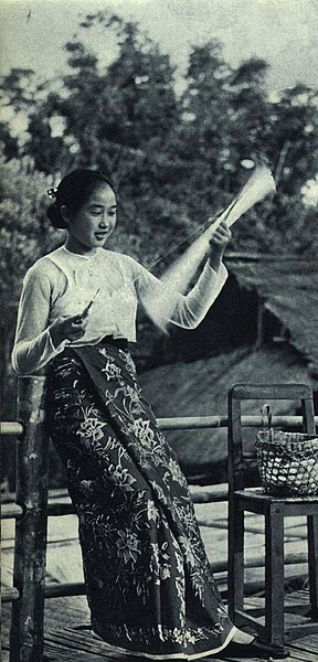 1962 photograph of a Dai girl weaving silk in Dehong Prefecture, Yunnan