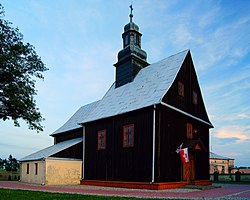 56)77 kościół par. p.w. św. Stanisława, drewn., 1796 widok na dzwi wejścioweModzerowo gm. Izbica Kujawska HWsnajper 02.JPG