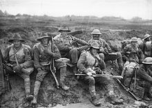 Soldati australiani al fronte durante la prima guerra mondiale. Alcuni indossano cappelli flosci, elmetti d'acciaio, giacche di pelle di pecora e guanti di lana, a dimostrazione sia della varietà dell'abito da battaglia ufficiale, sia di come è stato modificato e aumentato, per le condizioni locali.