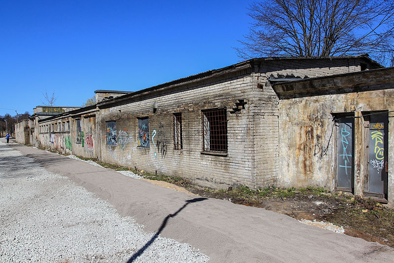 File:Abandoned building Tallinn gas plant area.jpg