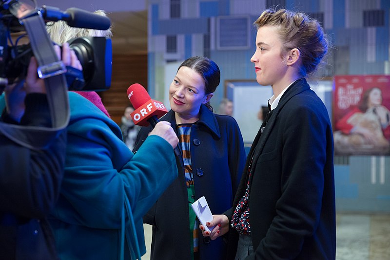 File:Adèle Haenel Hannah Herzsprung Die Blumen von gestern Österreichpremiere 2017 ORF-Interview 04.jpg