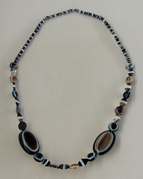 File:Agate necklace Louvre Sb12070.jpg