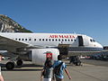 一架馬耳他航空客機在直布羅陀機場停泊中