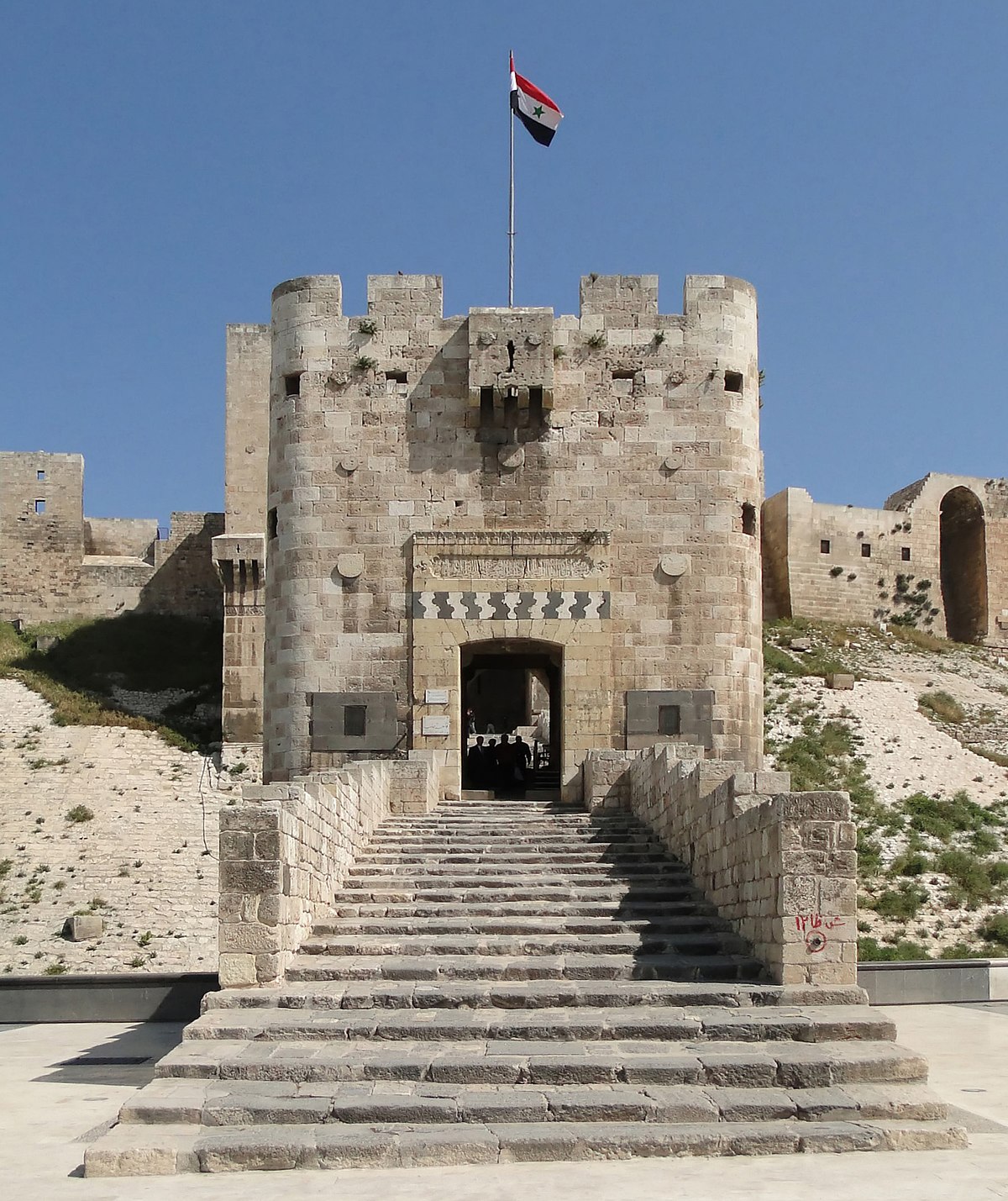File Aleppo Citadel 02 Bastion Jpg Wikimedia Commons