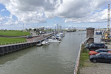 Hafen Bensersiel, im Hintergrund die Fähre nach Langeoog