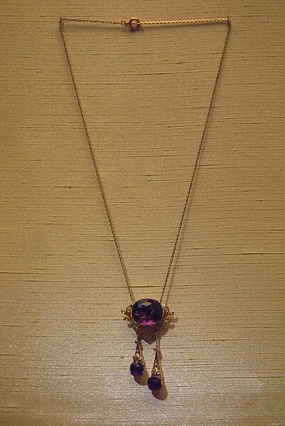 File:Amethyst necklace (Russia, 1908-1917).jpg