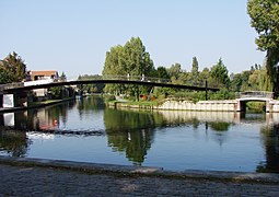 The Samarobriva footbridge towards the Saint-Pierre Park