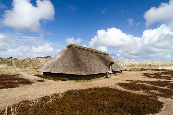English: Nebel, Amrum, Schleswig-Holstein, replica of iron age house in the dunes, erected in 2014 Deutsch: Nebel, Amrum, Eisenzeitliches Haus (Nachbau), 2014 errichtet