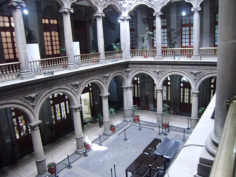 File:Antiguo Palacio del Ayuntamiento - Patio interno.jpg