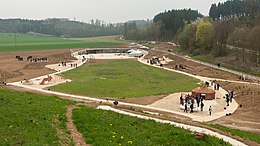 Fotografia a colori di un parco e di scavi paesaggistici.