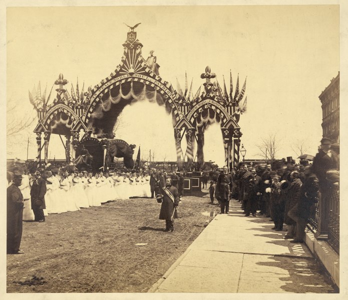 File:Arch at Twelfth St., Chicago, President Abraham Lincoln's hearse and young ladies LCCN2008680254.tif