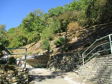 Entrée de la Grande grotte au site des grottes d'Arcy-sur-Cure