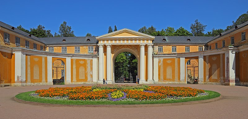 File:Arkhangelskoe Estate Aug2012 buildings 01.jpg