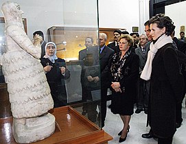 Asma al-Assad in Marisa Leticia ogledujeta Iku-Šamaganov kip v Narodnem muzeju Damaska