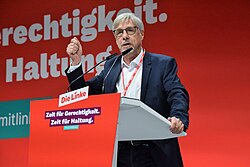 Walter Baier ĉe partitago de la germana Maldekstra Partio en Augsburg, 2023