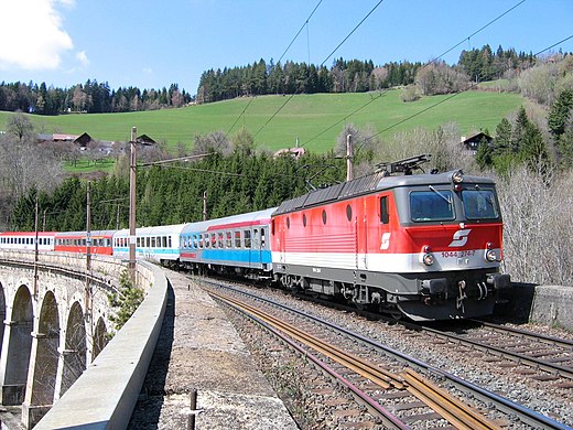 Een internationale trein op de Semmeringspoorlijn